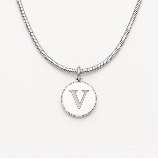 Un collar, una letra, una emoción.